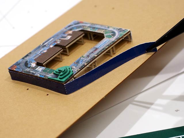 苦労して接着した足を覆い隠す布シールを貼る…