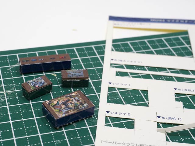他の机の足も布パーツで覆う…