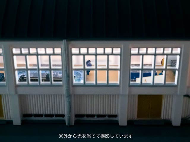 窓から中の様子を見るのが楽しい…