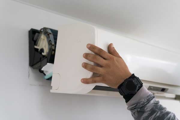 エアコンの電装基板周辺が汚れている