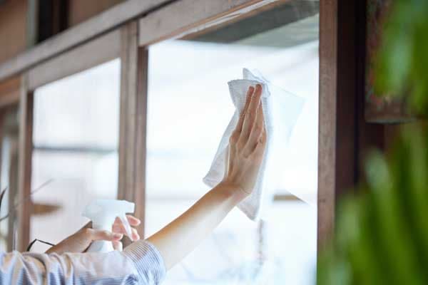 花粉の季節:換気後は窓際付近を掃除する