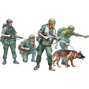 1/35 米・ベトナム戦兵士4体＋犬１頭・ドッグパトロール【MB35238】【在庫処分】