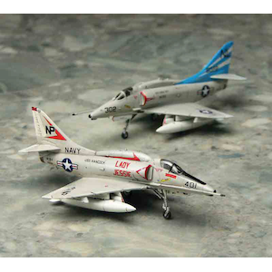 【再生産】1/144 A-4F スカイホーク ”レディ･ジェシー/ ブルーテイルフライズ”(2機セット)【PDR-8】