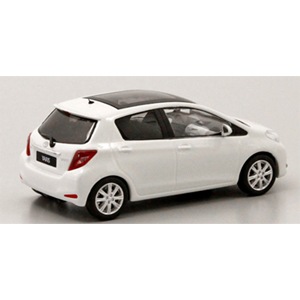 トヨタ YARIS ホワイト 新品未開封 1/30スケール GAZOOショッピング 1／30スケール ヤリスミニカー ＜070
