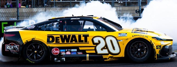 1/64 DEWALT 2025 トヨタ カムリ XSE #20 CIRCUIT OF AMERICAS