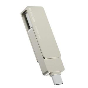 エレコム｜ELECOM｜SSD 外付け 500GB USB3.2(Gen2) 読込最大500MB/秒 USBメモリ型 ポータブルSSD 回転式 高速 USB Type C / USB-A 両対応 【 iPhone 15 iPad MacBook Windows PC PS5 PS4 等対応 】 ストラップホール付（シルバー）｜ESD-EPA0500GSV
