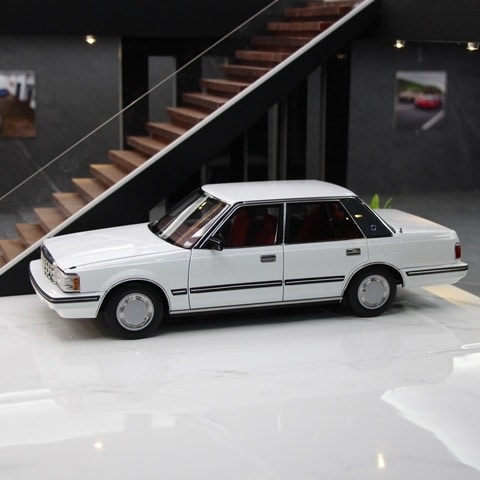 1/18 トヨタ クラウン MS122 ホワイト（内装レッド）【8250611W