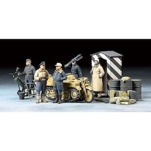 1/48 ミリタリーコレクション No.12 ドイツ空軍クルー冬季装備・ケッテンクラートセット【32412】
