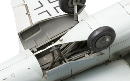プラモデル完成機　1/48　ハインケルHe162a-2サラマンダー タミヤ 1/48 マスターワークコレクション ハインケル He162 A-2