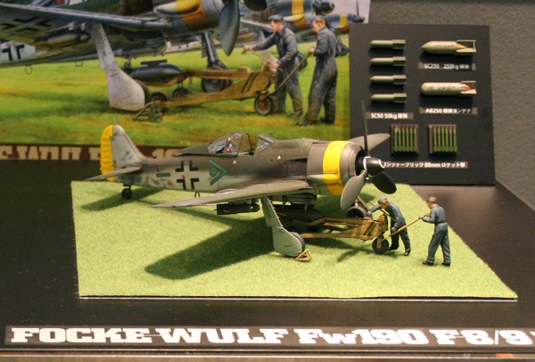 1/48 フォッケウルフ Fw190 F-8/9 爆弾搭載キット【61104