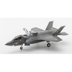 1/72 F-35 ライトニング II （B型）“U.S.M.C. VMFA-242 いずも発着艦試験”【02398】