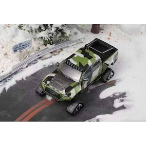 1/64 トヨタ TACOMA 2022 - スキーバージョン / アクセサリー付 グリーン / カモフラージュ【KS077-510】【在庫処分】