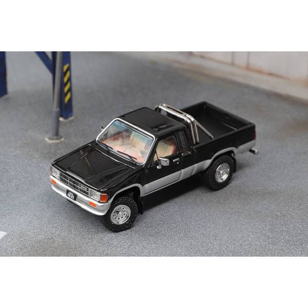 1/64 Toyota Hilux SR5 XTRA Cab 1985- (LHD) - ブラック / シルバー 